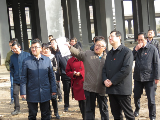 省委常委、西寧市委書記王曉在青海省物產(chǎn)集團(tuán)總公司黨委書記、總經(jīng)理王玉輝陪同下，深入青海物產(chǎn)朝陽(yáng)物流園區(qū)。