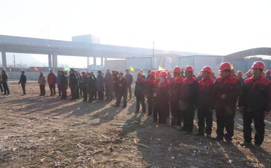 揚(yáng)鞭策馬喜圓發(fā)展夢(mèng)，萬眾一心共筑新長(zhǎng)城