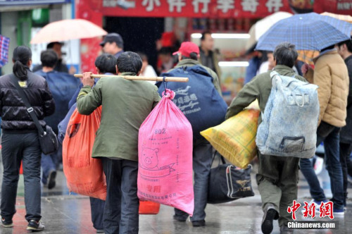 聚焦春節(jié)&ldquo;恐歸族&rdquo;：近鄉(xiāng)情怯，恐懼何來(lái)？(圖)